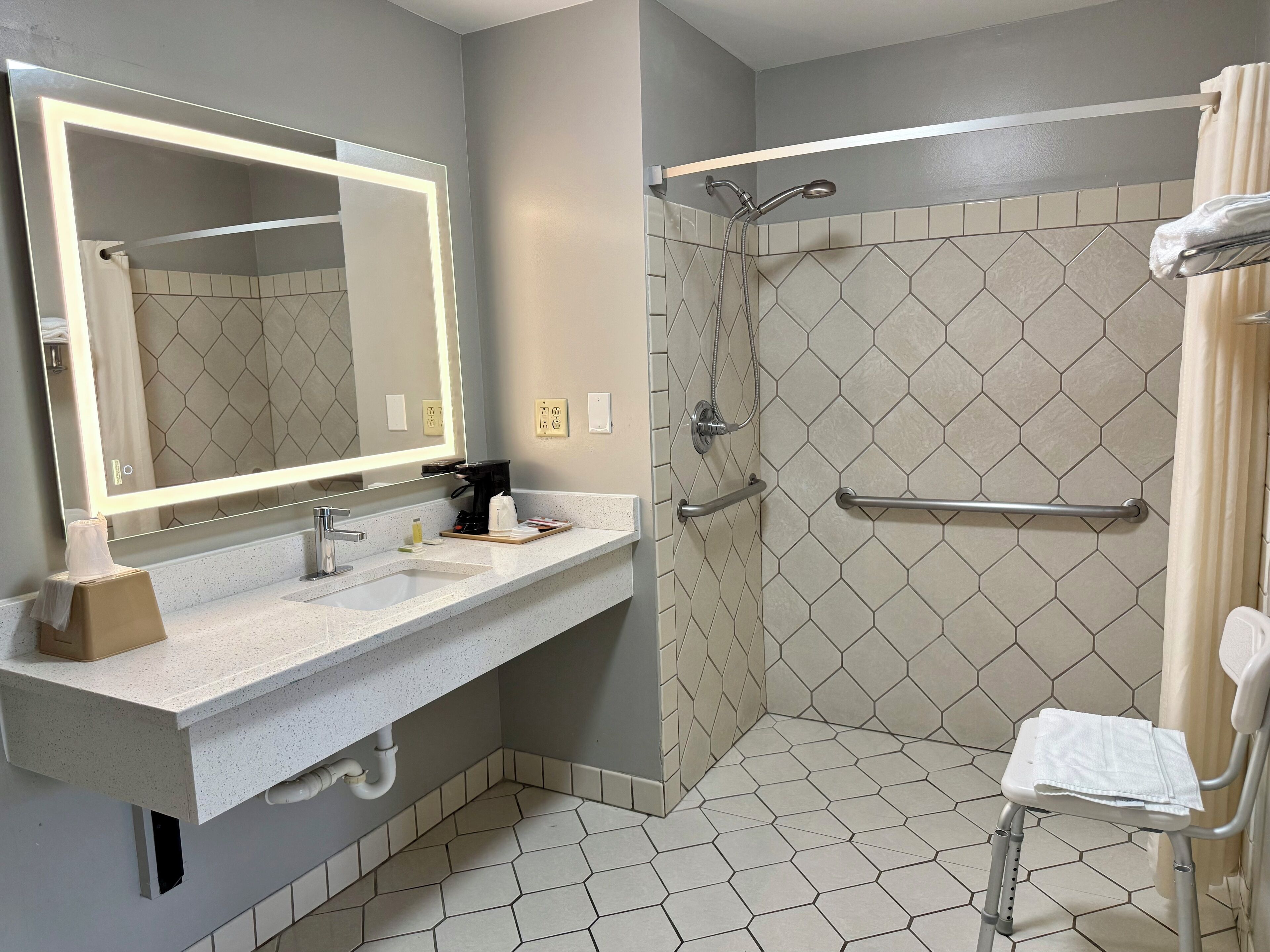 Habitación, 1 cama King size, con acceso para personas discapacitadas (Mobility Accessible) | Baño | Tina con regadera, amenidades de baño gratuitas, secadora de cabello 