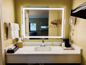 Combined shower/bathtub, free toiletries, hair dryer, towels