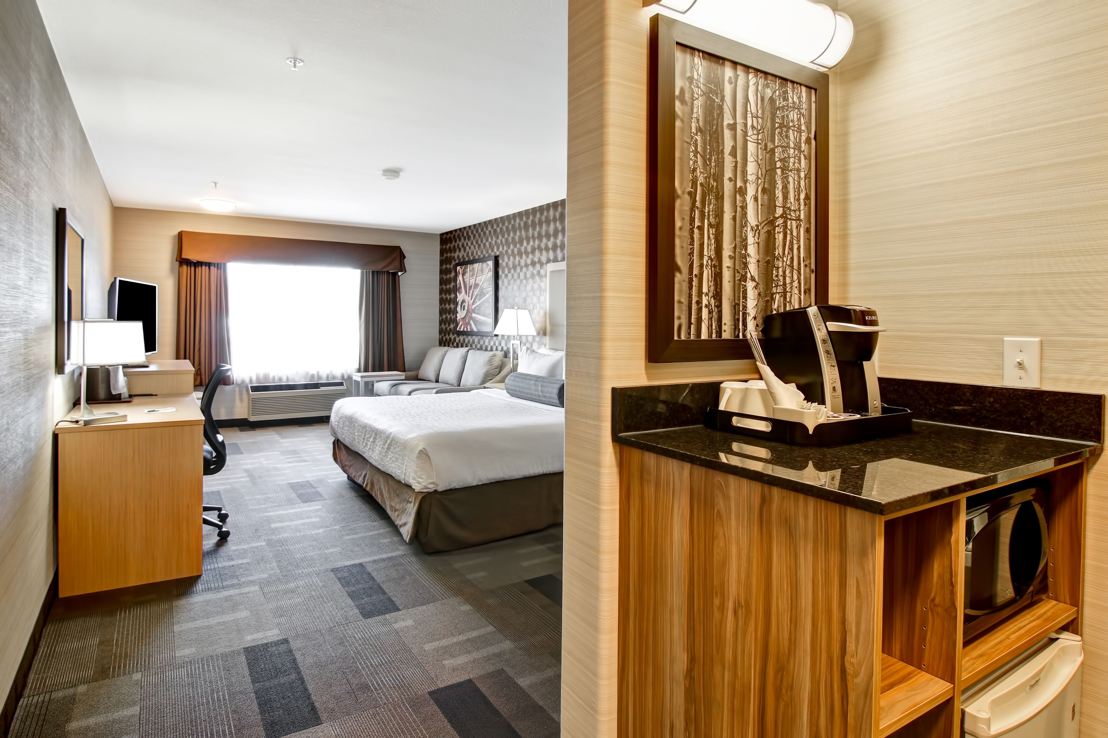 room, 1 king bed, non smoking | desk, laptop workspace, blackout curtains, soundproofing