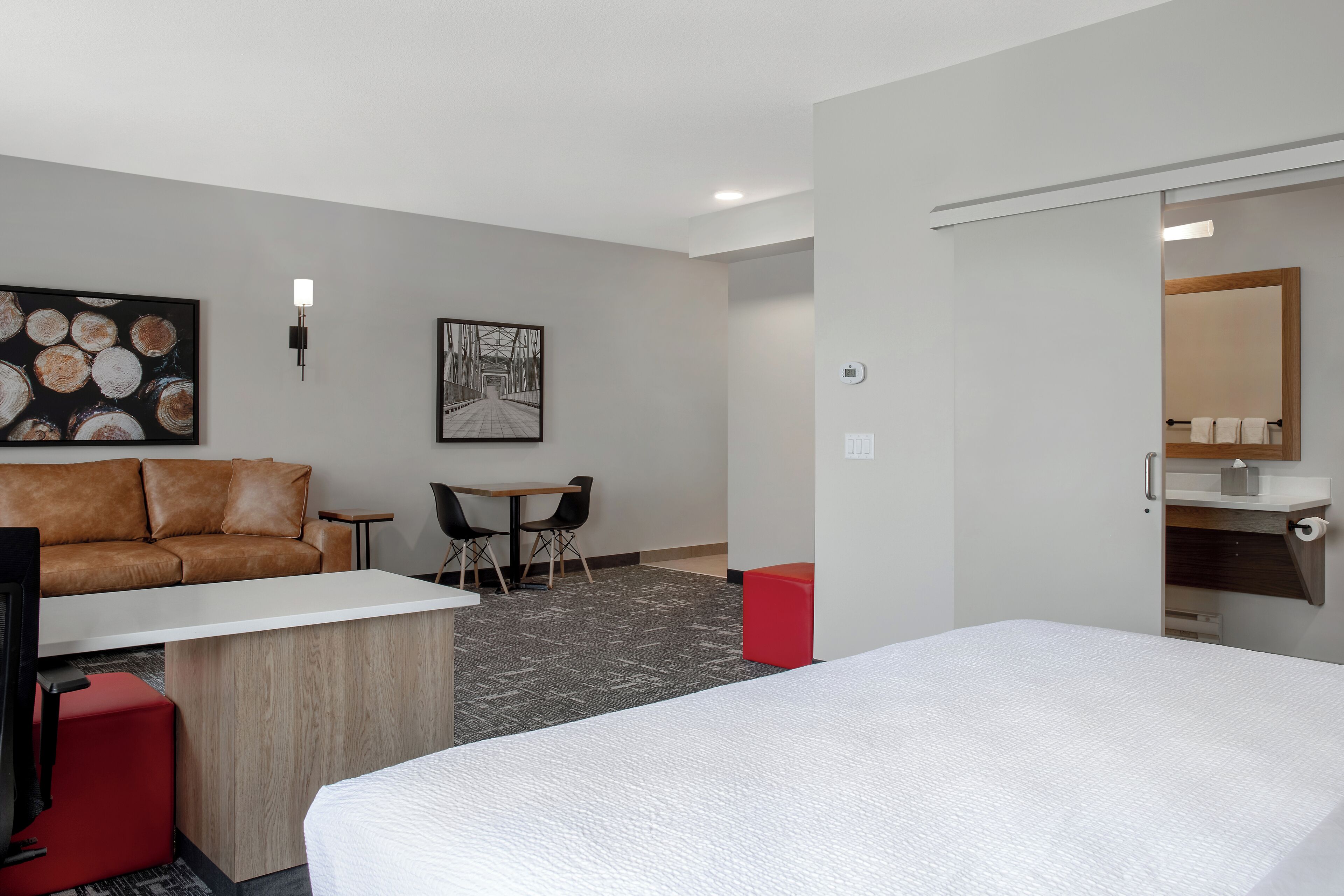 أغطية فراش متميزة وأسرّة بطبقة علوية مريحة ومكتب