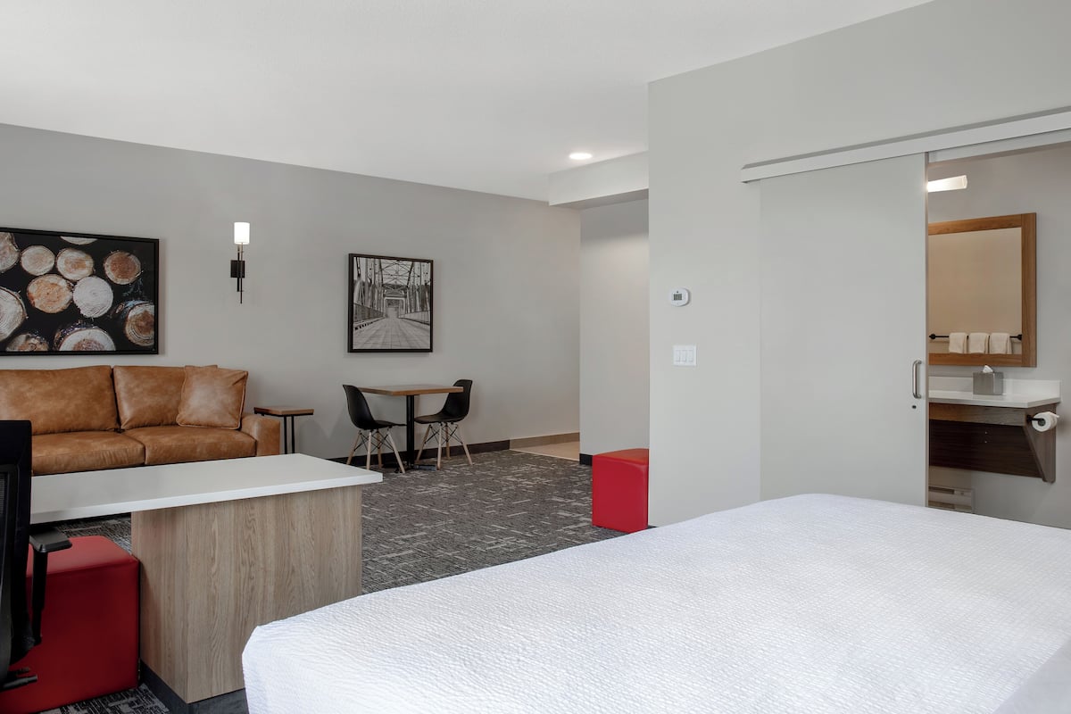 Superior Studio | Premium bedding, pillowtop beds, desk, laptop workspace