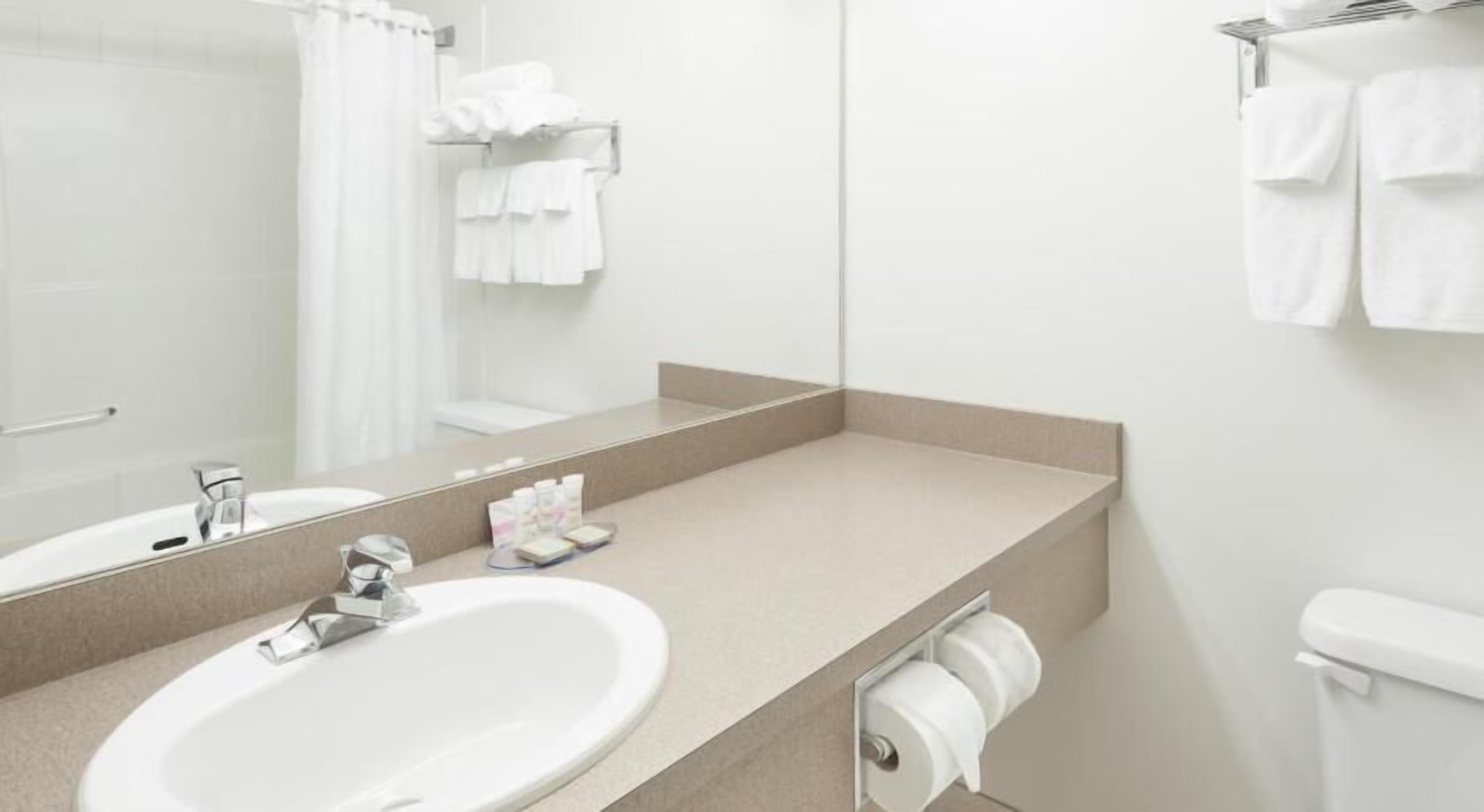 Bad | Kombinert dusj/badekar, toalettartikler (inkludert) og hårføner