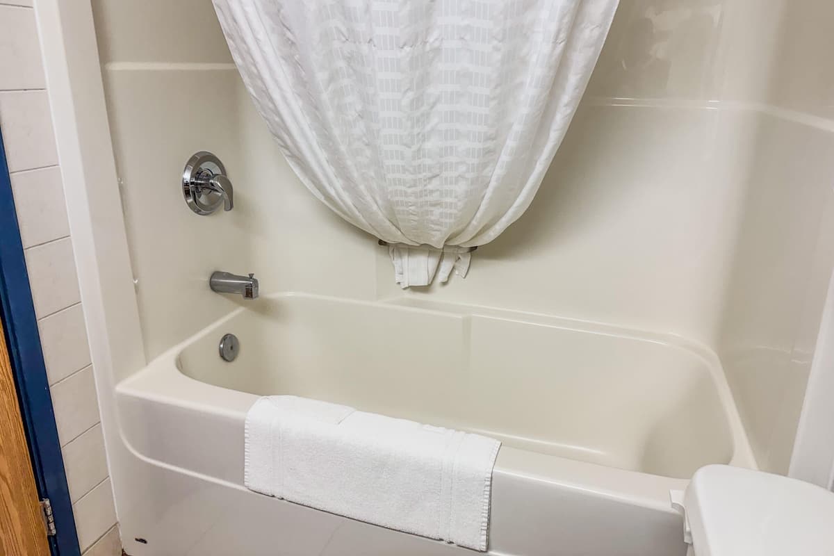 Chambre Affaires, 1 trÚs grand lit | Lit avec matelas à plateau-coussin, décor unique, ameublement unique