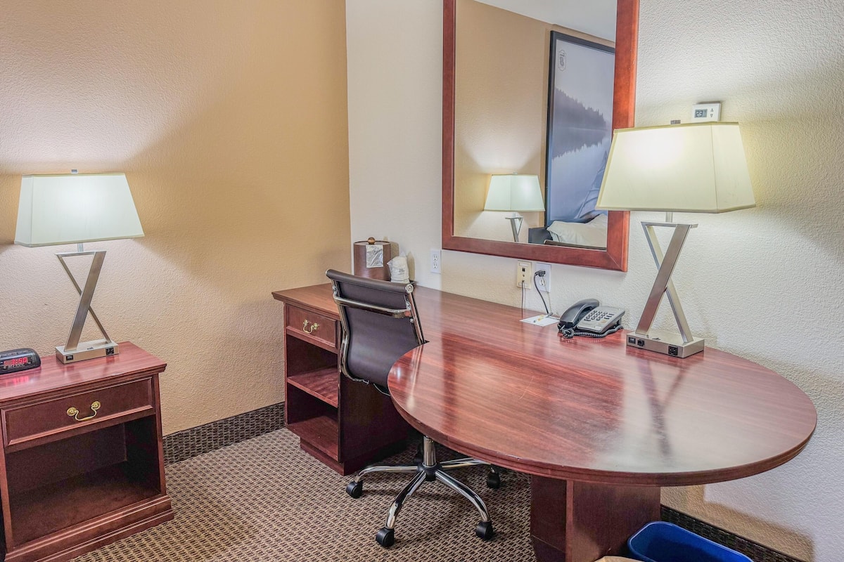 Chambre Affaires, 1 trĂšs grand lit | Four Ă micro-ondes