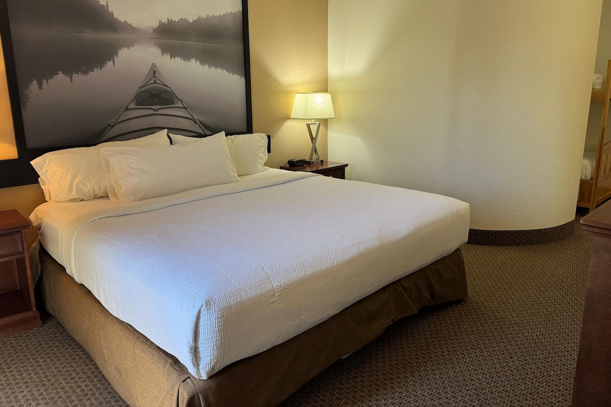 Suite Standard, 1 trĂšs grand lit | Salle de bain | Ensemble baignoire-douche, articles de toilette (gratuits)