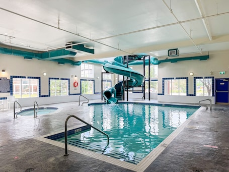 Una piscina cubierta. Super 8 by Wyndham High River AB