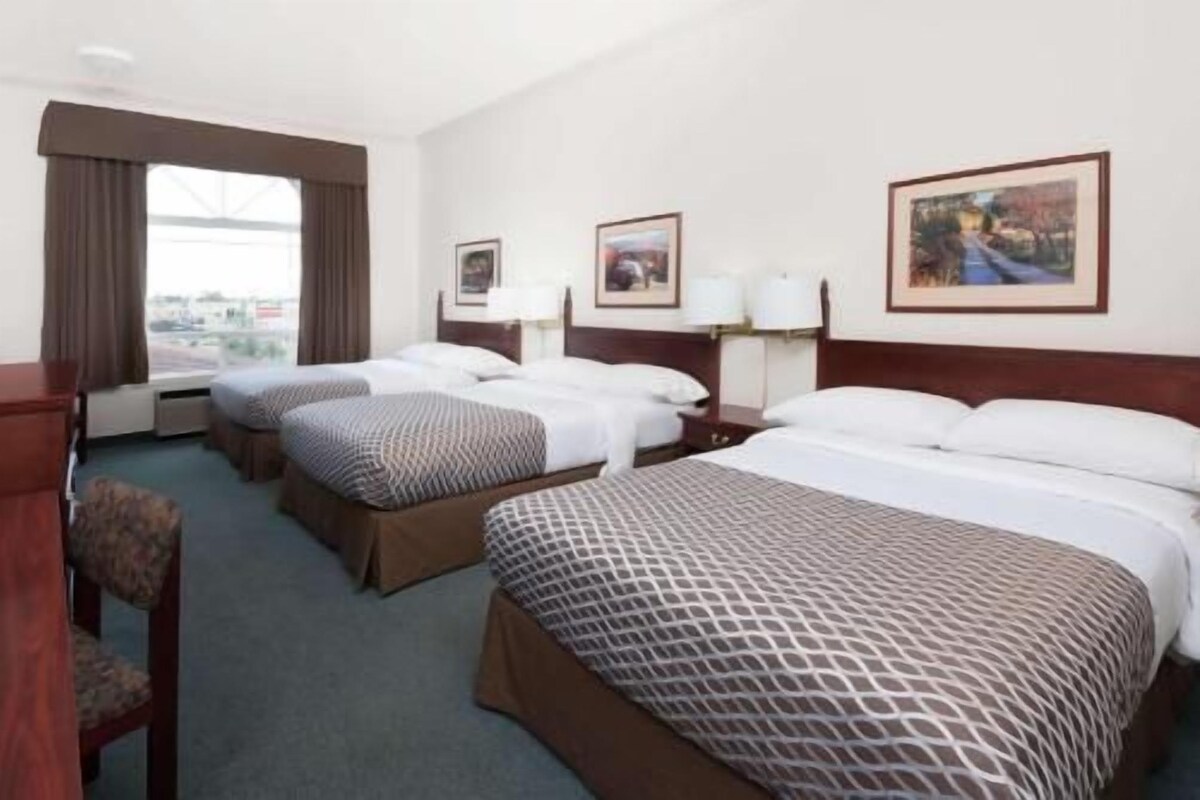 Colchones con pillow-top, escritorio y cortinas blackout 