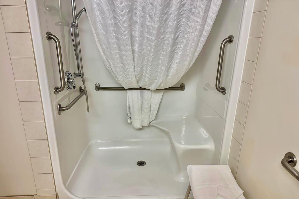 Chambre, accessible aux personnes à mobilité réduite | Lit avec matelas à plateau-coussin, décor unique, ameublement unique