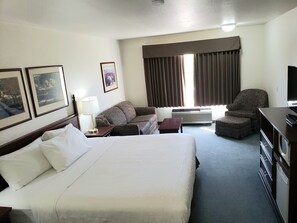 Business Room, 1 King Bed | Pillow-top beds, individually decorated, individually furnished, desk
