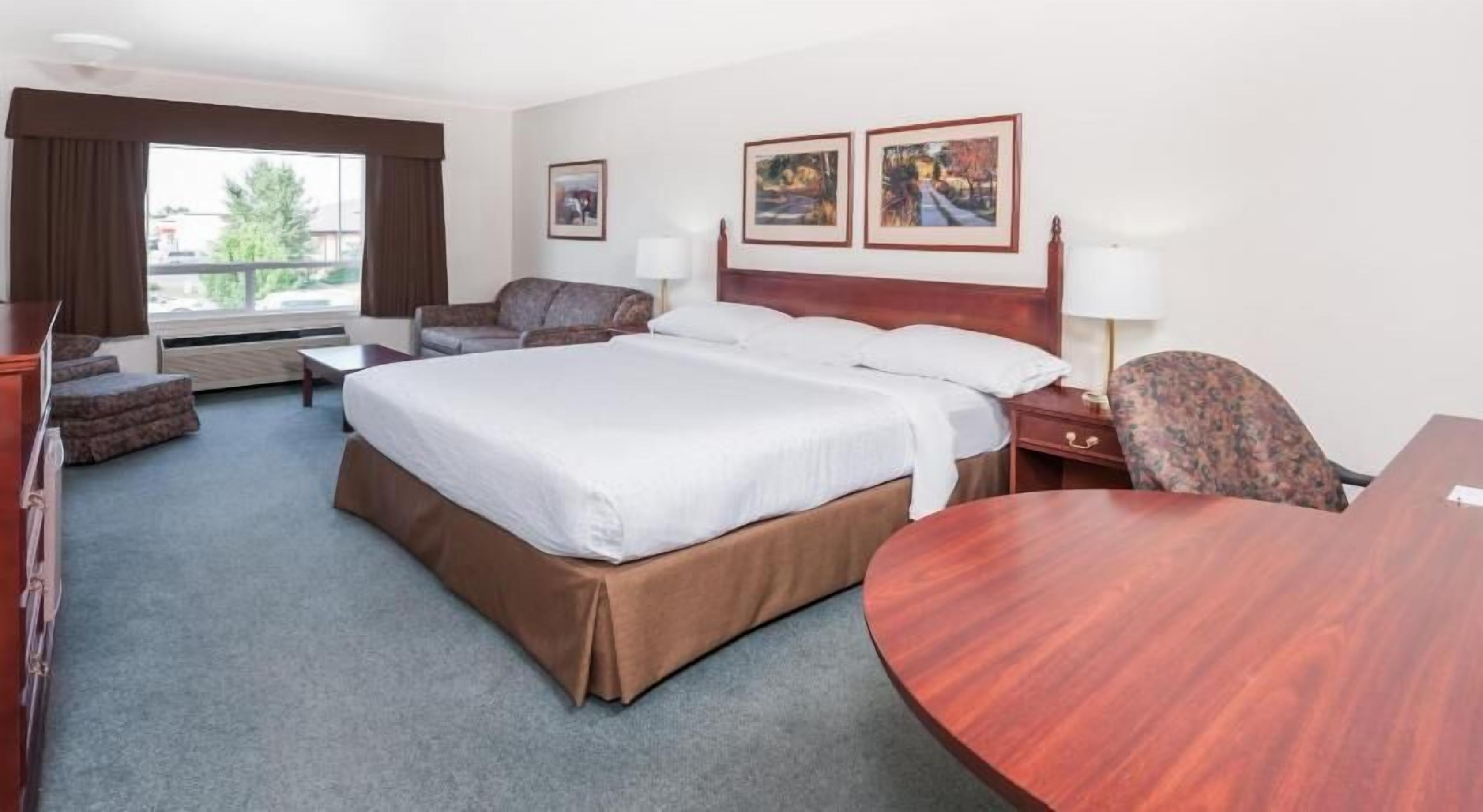 Senger med overmadrass, individuelt dekorert og individuelt innredet