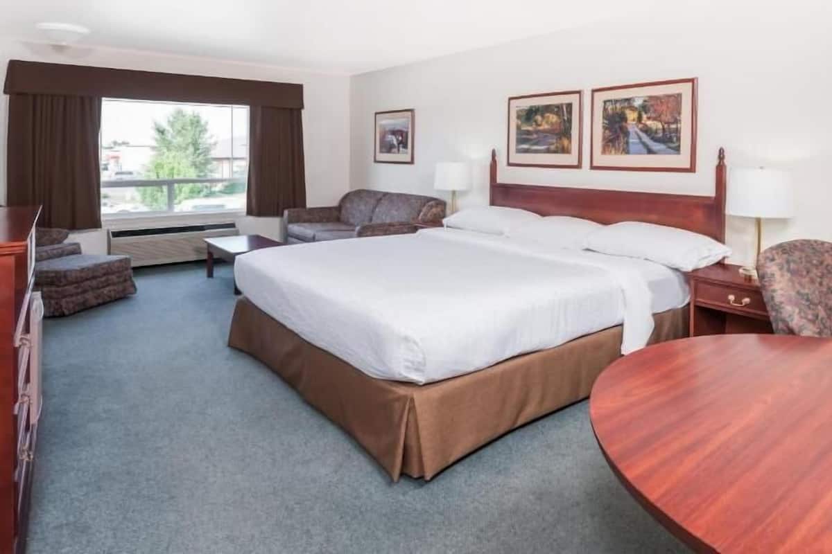 Pillowtop beds, individually decorated, individually furnished, desk