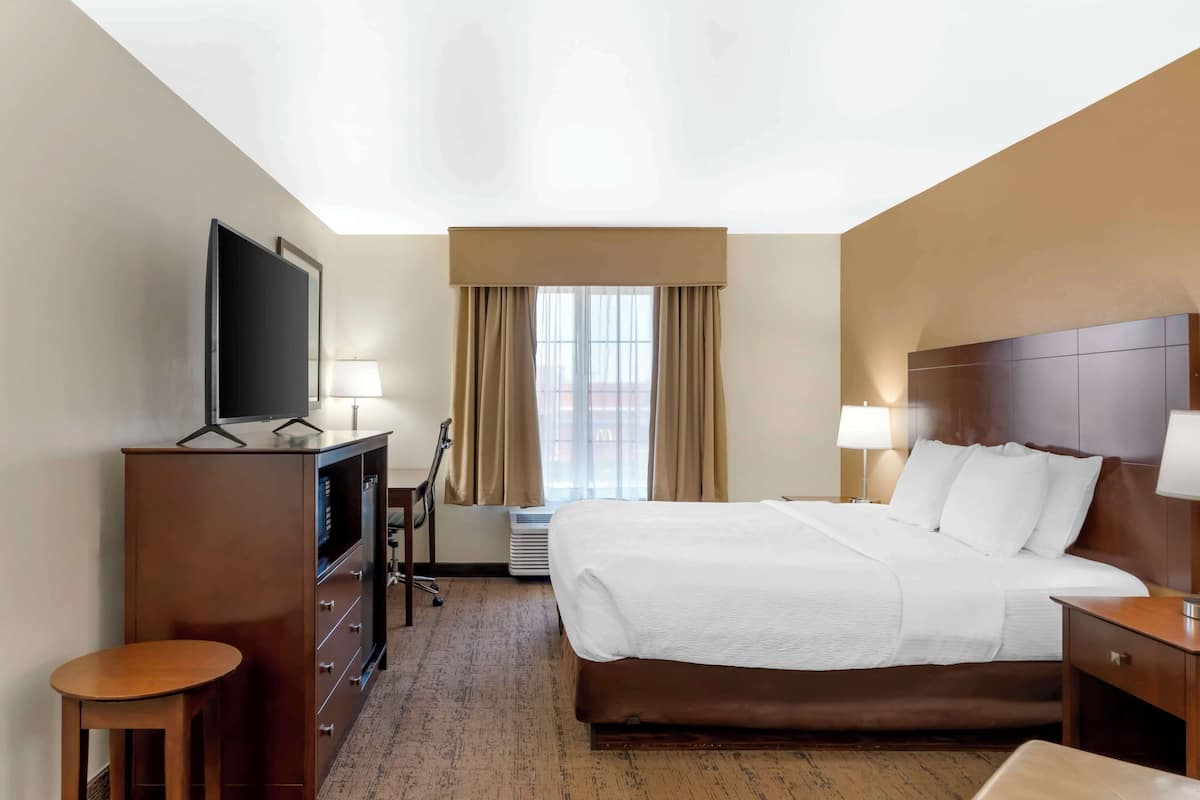 1 bedroom, pillow-top beds, in-room safe, desk
