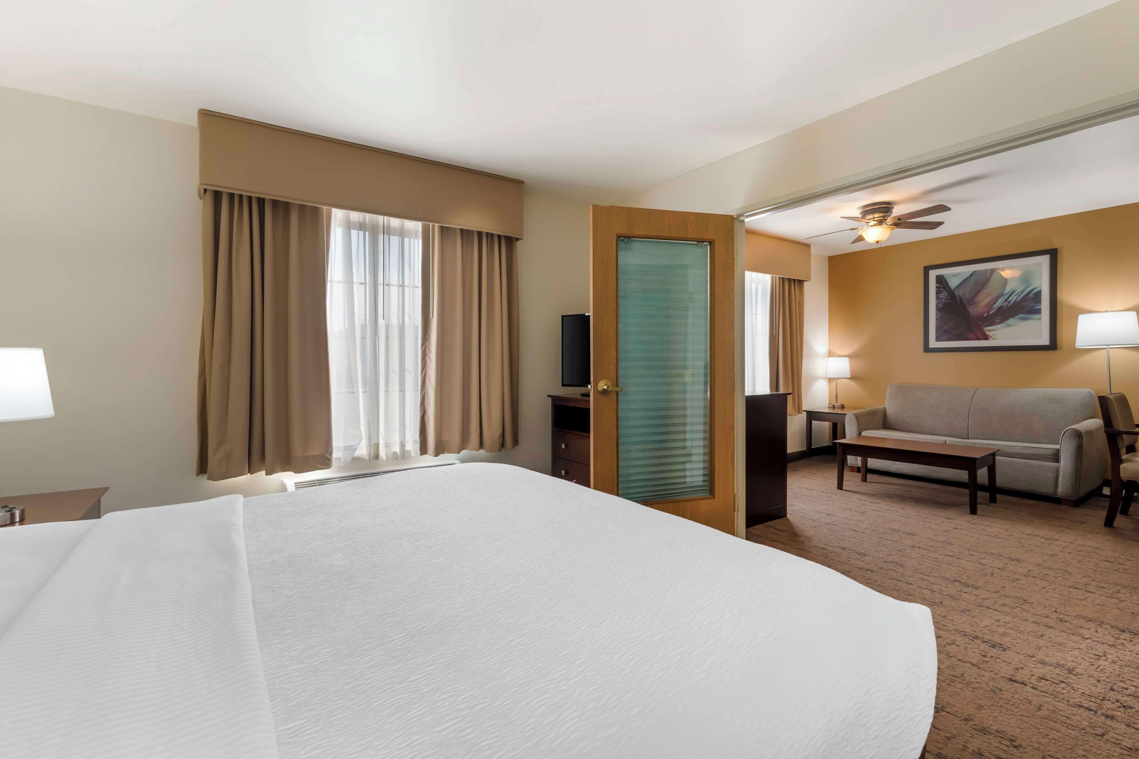 suite, 1 king bed, non smoking, refrigerator & microwave | 1 bedroom, pillow-top beds, in-room safe, desk