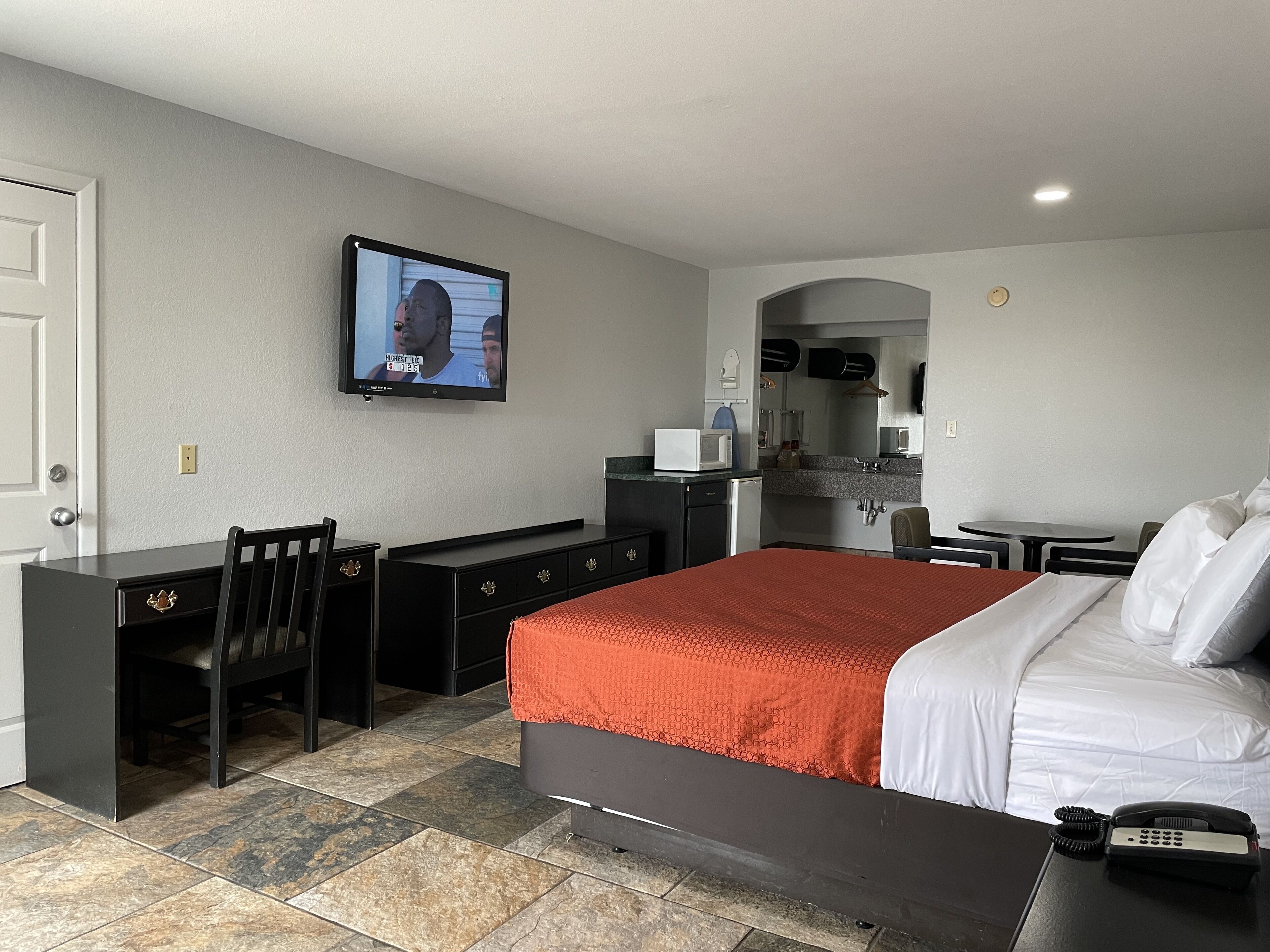 Basic Room, 1 King Bed, Non Smoking | Desk, iron/ironing board, free WiFi, bed sheets