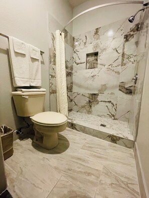 Basic Room, 2 Queen Beds, Non Smoking | Bathroom | Combined shower/tub, free toiletries, hair dryer, towels - Texas Inn La Feria (La Feria)