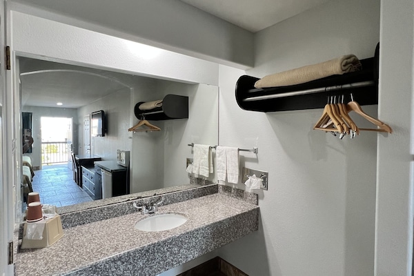 Basic Room, 1 King Bed, Non Smoking | Bathroom | Combined shower/tub, free toiletries, hair dryer, towels