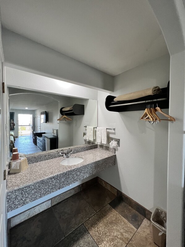 Basic Room, 1 King Bed, Non Smoking | Bathroom | Combined shower/tub, free toiletries, hair dryer, towels - Texas Inn La Feria (La Feria)