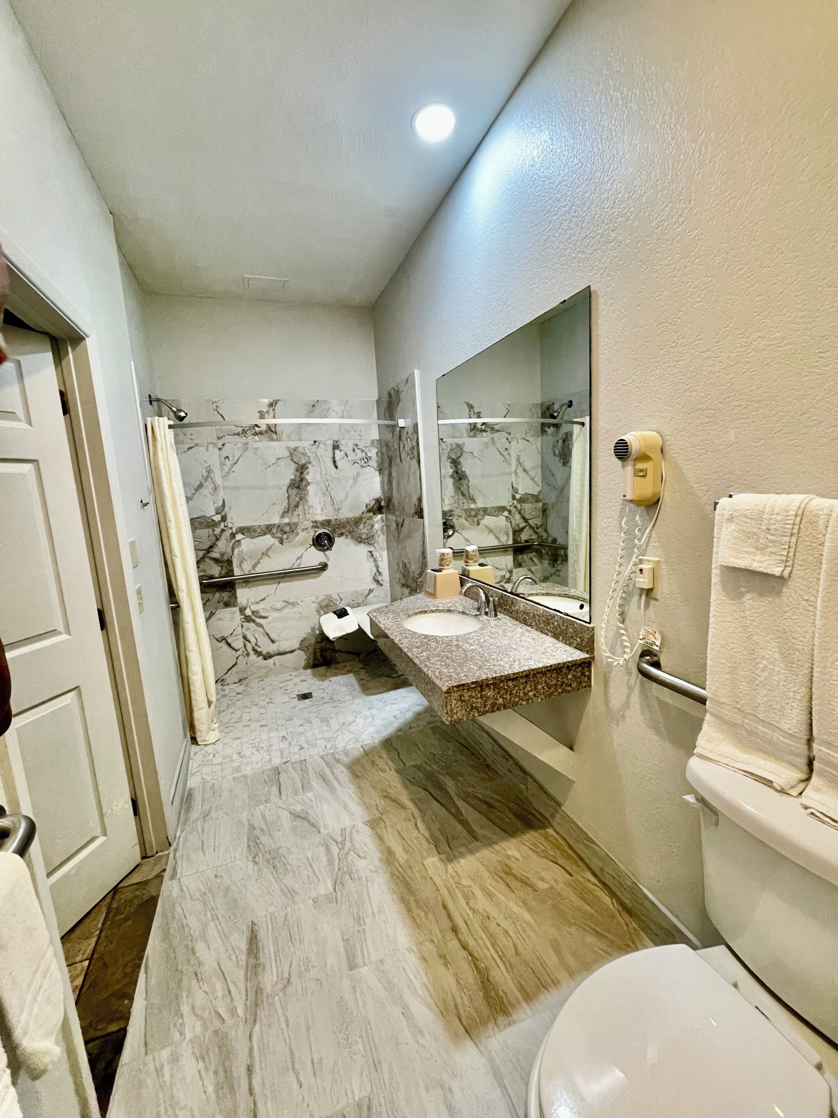 Basic Room, 1 King Bed, Non Smoking | Bathroom | Combined shower/tub, free toiletries, hair dryer, towels