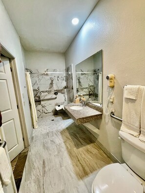 基础客房, 1 张特大床, 无烟房 | 浴室 | 淋浴/盆浴组合、免费洗浴用品、吹风机、毛巾