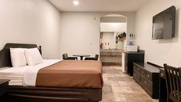 Bureau, fer et planche Ă repasser, Wi-Fi gratuit, draps fournis