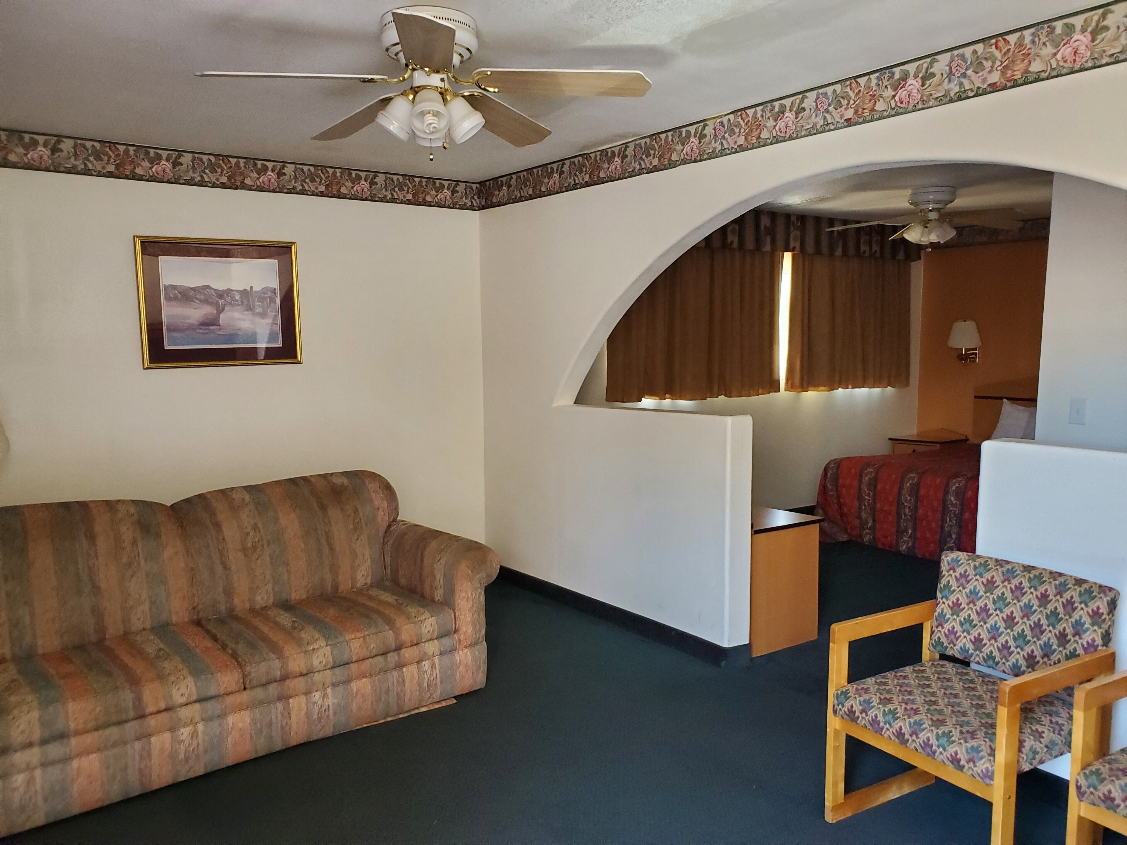 ビジネス スイート キングベッド 1 台 | リビング エリア | 32 インチの薄型テレビ (衛星放送視聴可)、テレビ