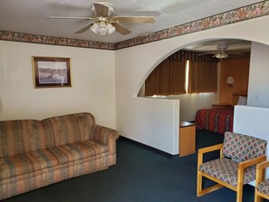 Suite Business, 1 cama de matrimonio grande | Zona de estar | Televisión de pantalla plana de 32 pulgadas con canales por satélite