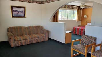 Business Suite, 1 King Bed | Free WiFi, bed sheets