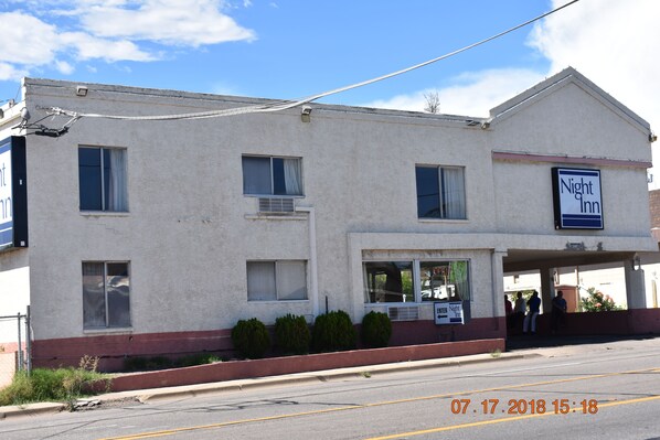 Property entrance - night Inn (Globe)