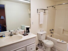 Bathtub, towels