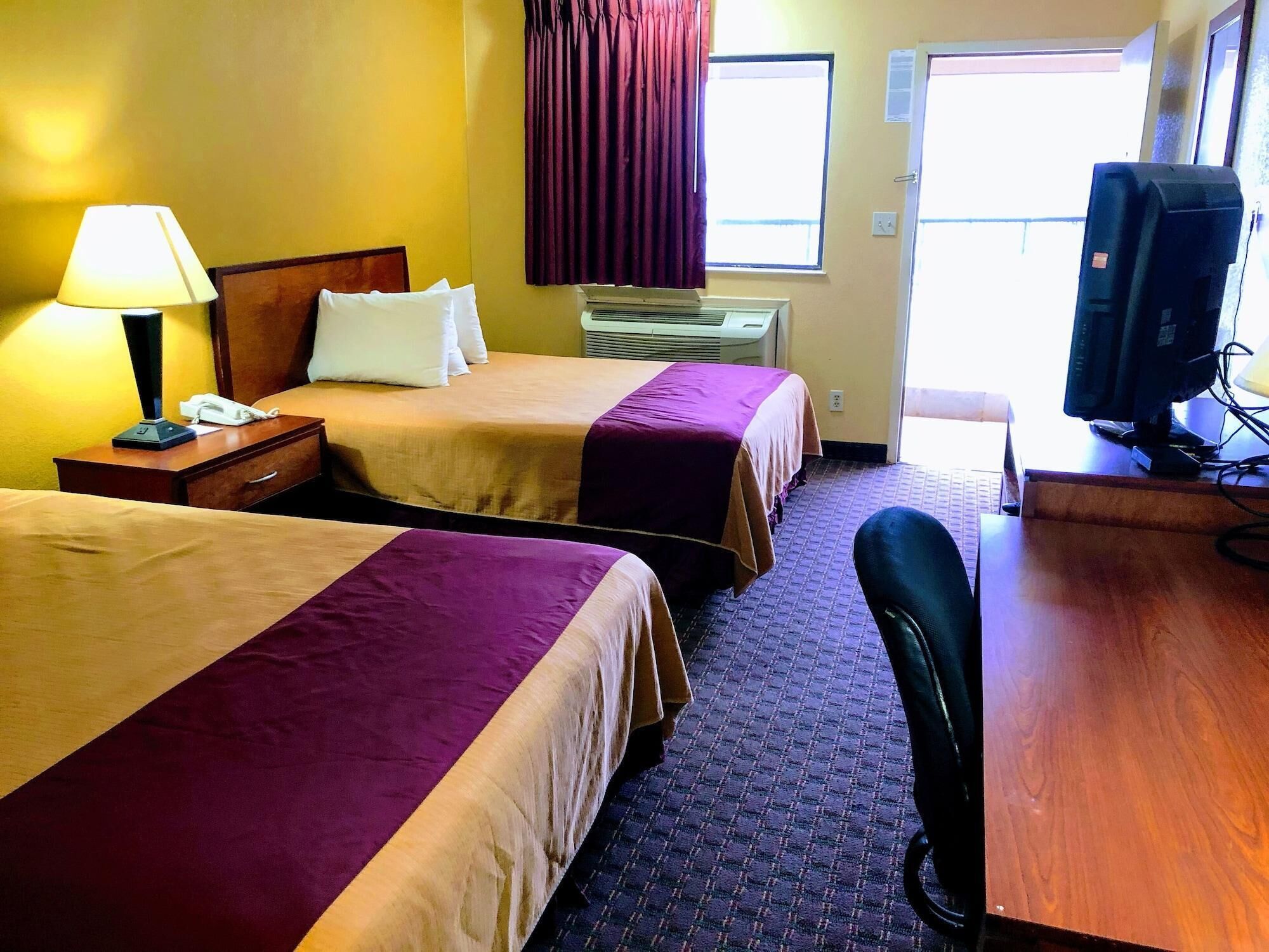 Una scrivania, postazione laptop, tende oscuranti, ferro/asse da stiro