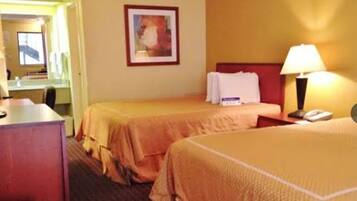 Una scrivania, postazione laptop, tende oscuranti, ferro/asse da stiro