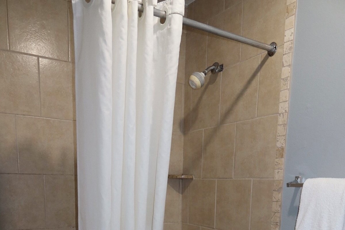 Combined shower/bathtub, free toiletries, hair dryer, towels