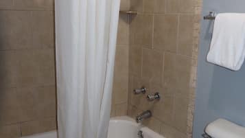 Tina con regadera, amenidades de baño gratuitas, secadora de cabello