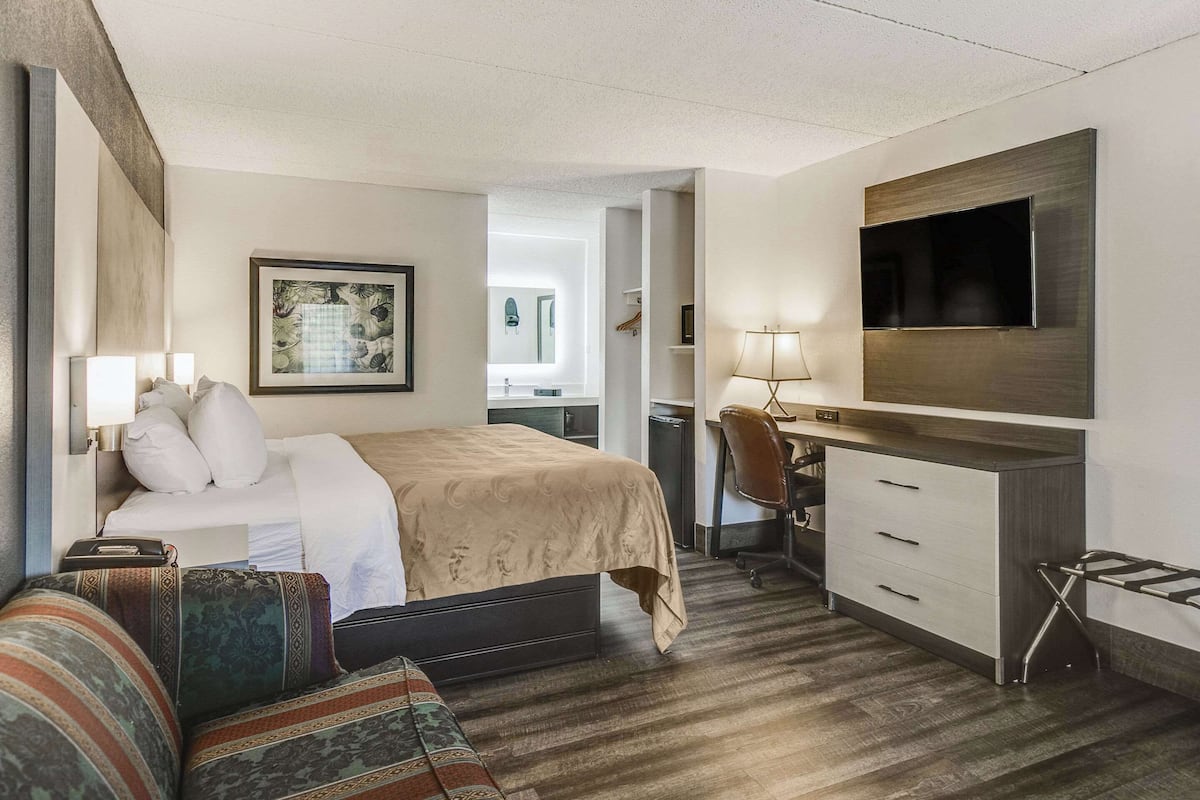 Room, 1 King Bed, Accessible, Non Smoking | Desk, blackout drapes, iron/ironing board, cribs (free)