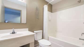 Combined shower/bathtub, free toiletries, hair dryer, towels