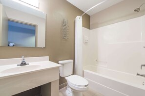 Duschwanne, kostenlose Toilettenartikel, Haartrockner, Handtücher