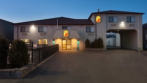 Un hôtel dont le logo est un « B », qui dispose d’un parking couvert et d’une entrée sécurisée par un portail.
