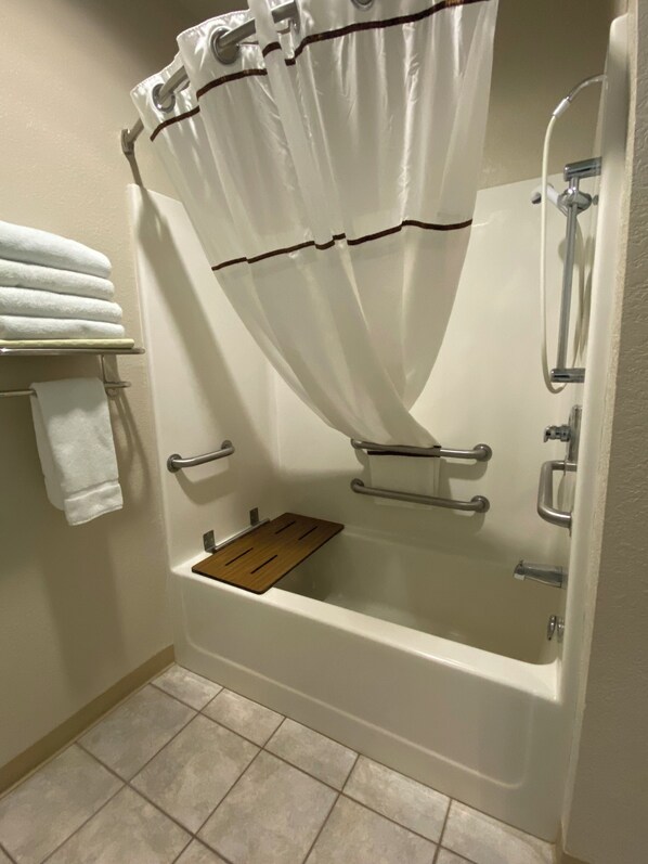 Une salle de bain équipée d’une baignoire, d’une douche et d’un porte-serviettes avec des serviettes.