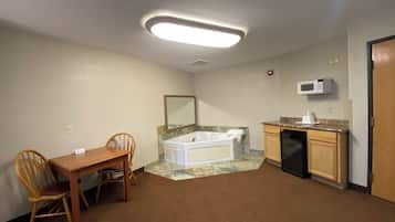 Deluxe Room, 1 King Bed, Hot Tub | Free WiFi, bed sheets