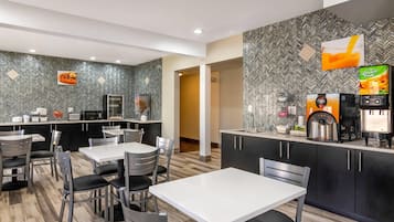 Tägliches inbegriffenes kontinentales Frühstück