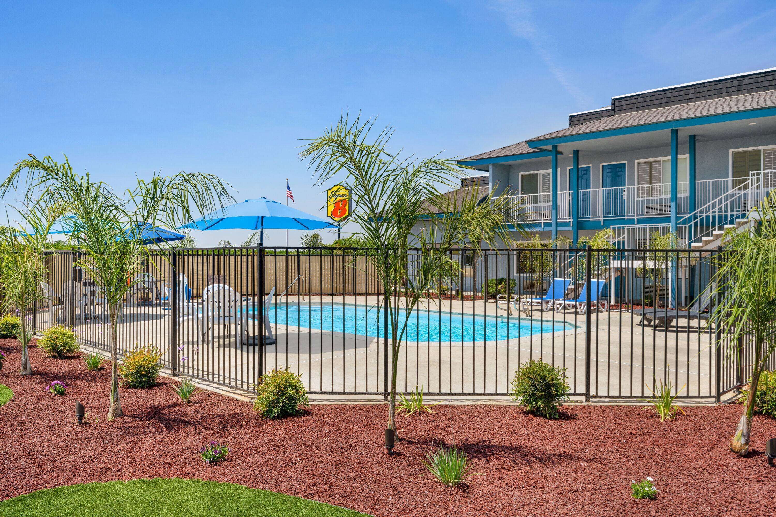 Udendørs pool, parasoller