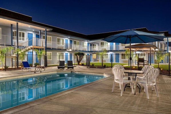 Seasonal outdoor pool, pool umbrellas