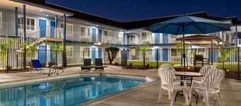 Super 8 by Wyndham Lindsay Olive Tree