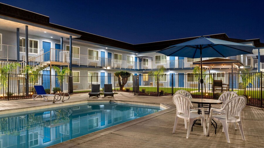 Super 8 by Wyndham Lindsay Olive Tree
