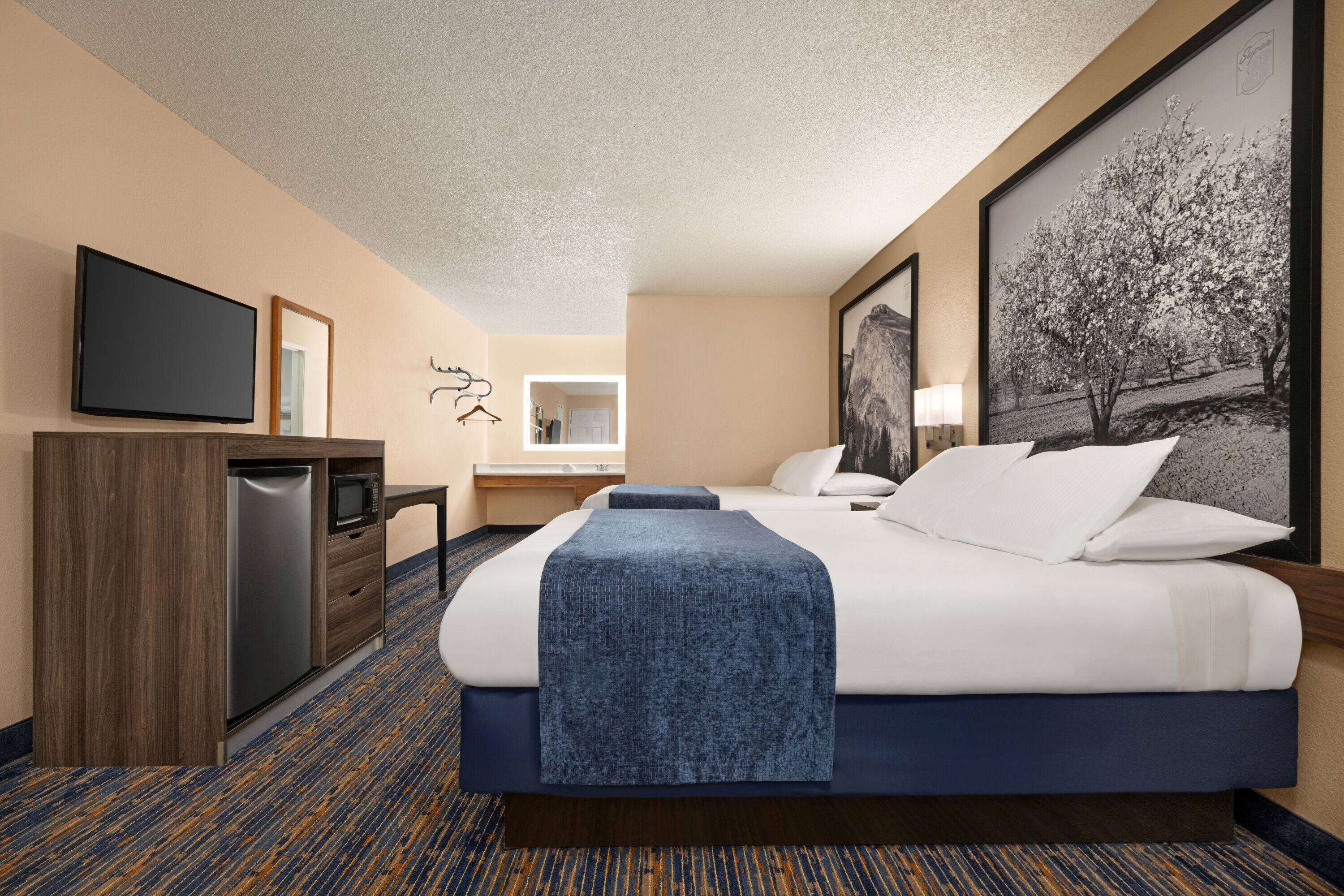 Habitación estándar, 2 camas Queen size | Tabla de planchar con plancha, cunas, camas extra y wifi gratis 