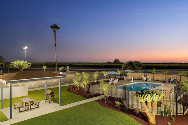 Outdoor pool, pool umbrellas