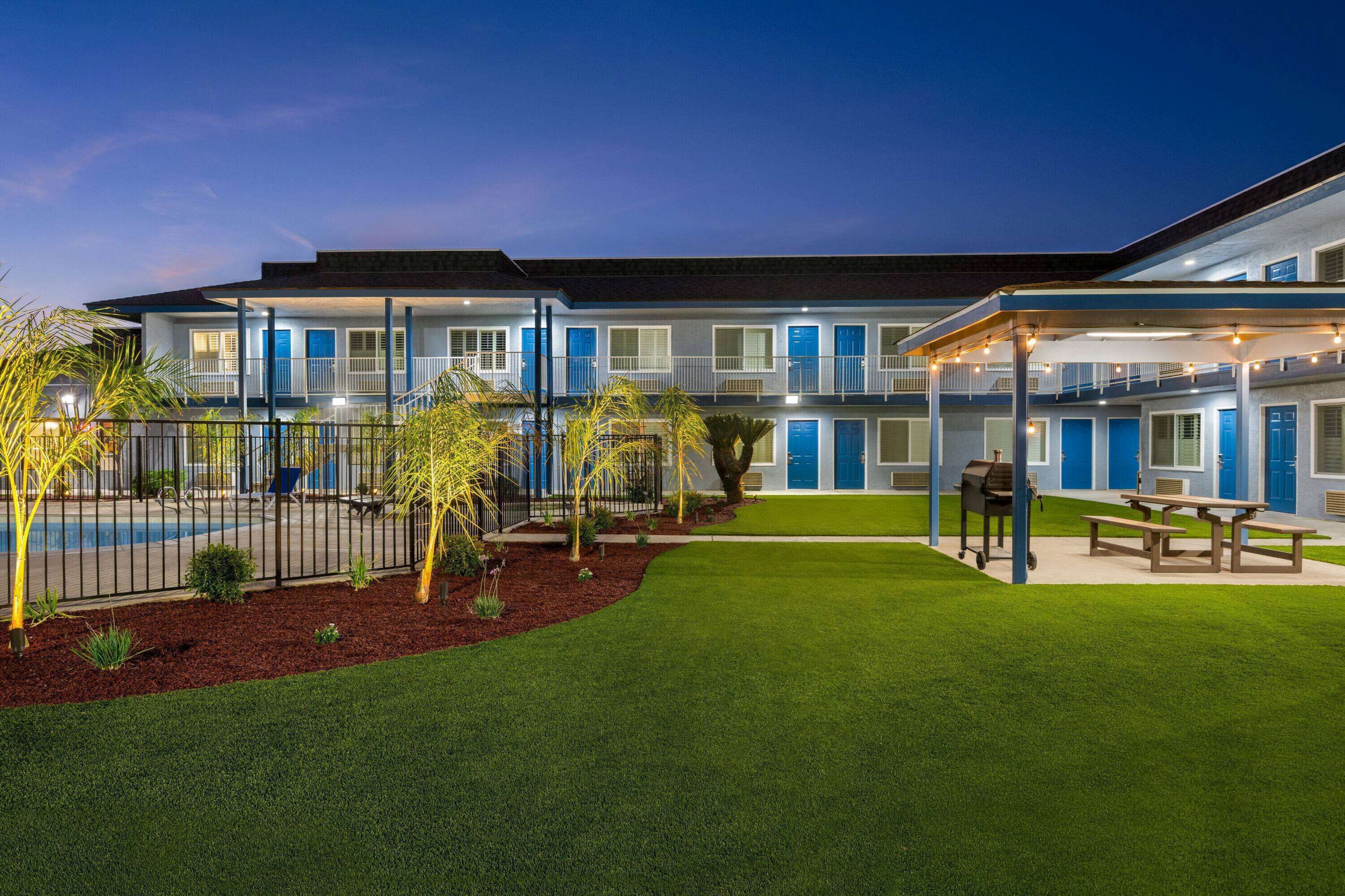 Super 8 by Wyndham Lindsay Olive Tree Reviews, Deals & Photos 2026