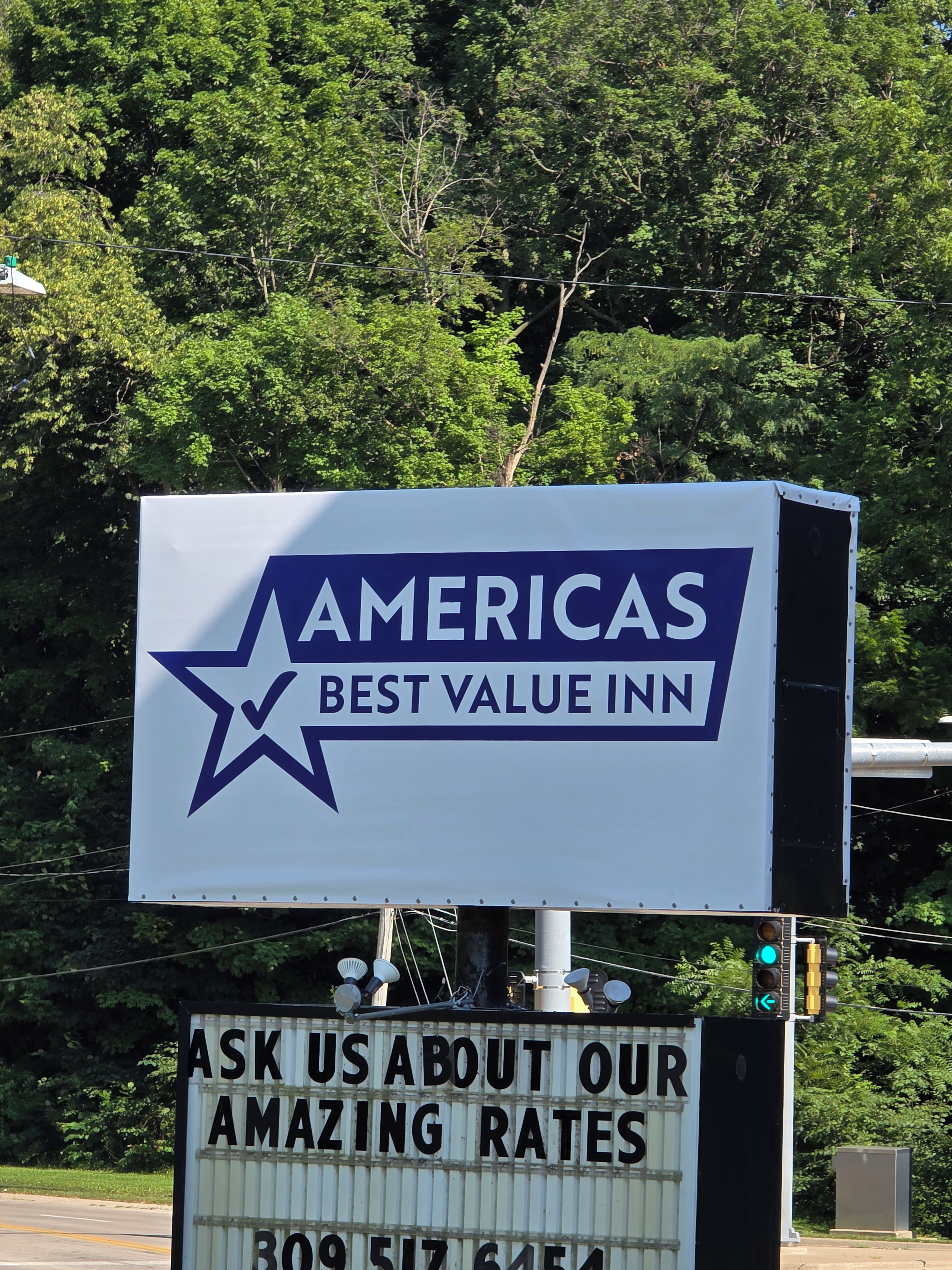 Een reclamebord voor Americas Best Value Inn, met een sterlogo en informatie over de prijzen.