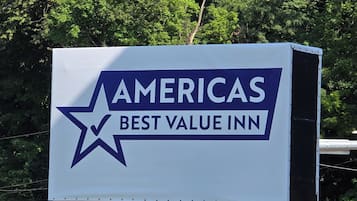 Een reclamebord voor Americas Best Value Inn, met een sterlogo en informatie over de prijzen.