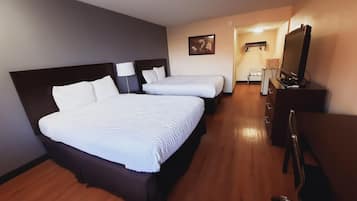 Escritorio, wifi gratis y ropa de cama